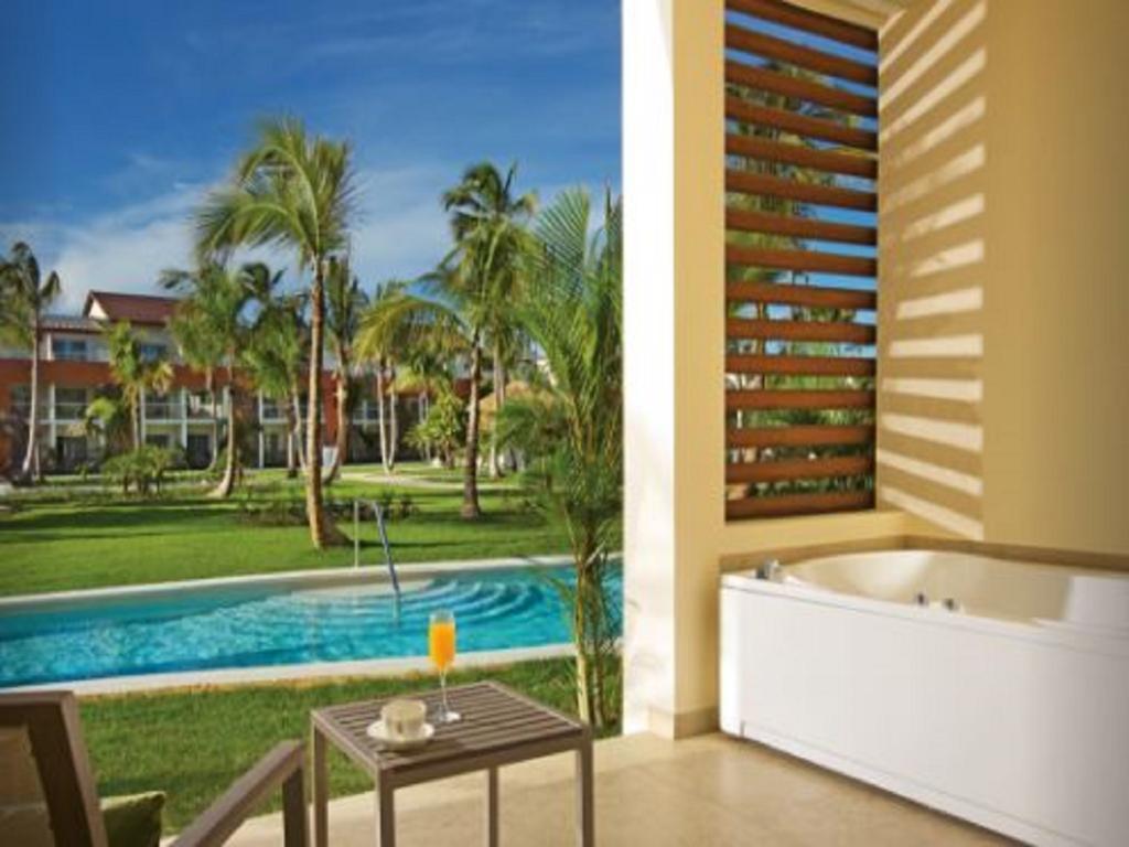 Breathless Punta Cana Resort & Spa (Adults Only) Ngoại thất bức ảnh A swim-out room at the Hard Rock Hotel