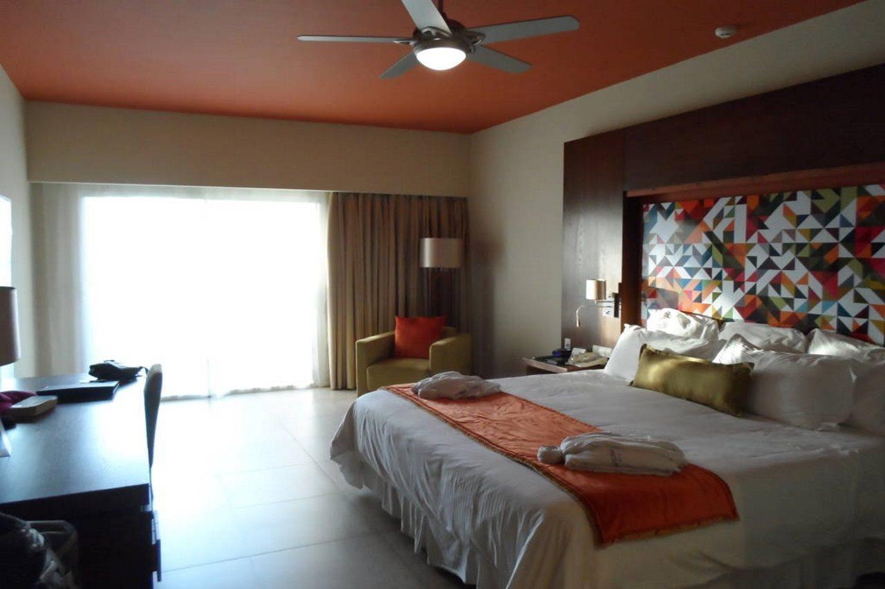 Breathless Punta Cana Resort & Spa (Adults Only) Ngoại thất bức ảnh A room at the Hard Rock Hotel